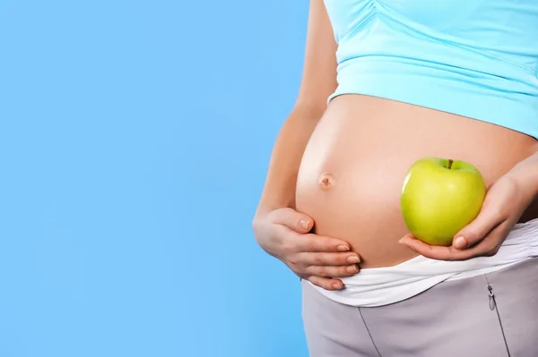 사과 들고 아름 다운 임신한 여자 — 스톡 사진