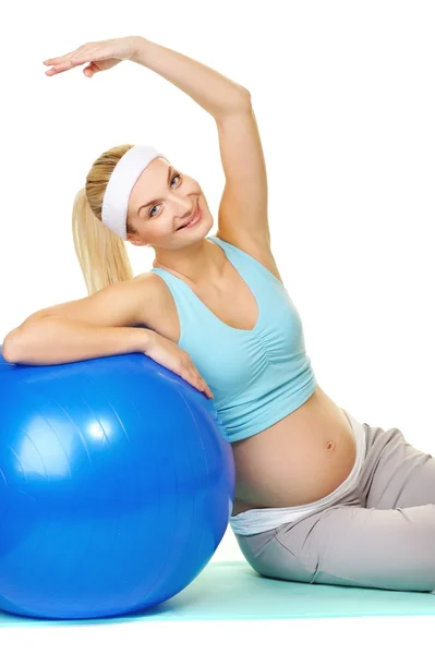 Unga gravid kvinna gör övningen med en fitness boll — Stockfoto