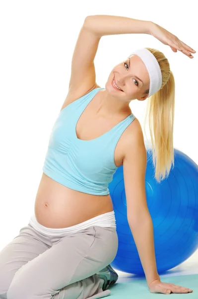 Jovem grávida fazendo exercício — Fotografia de Stock