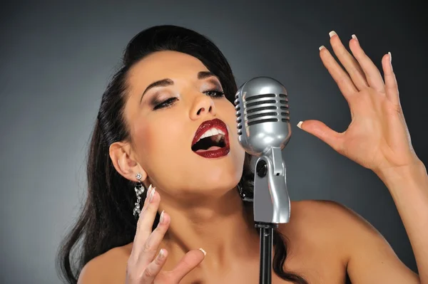 Piękna brunetka kobieta śpiewa — Zdjęcie stockowe
