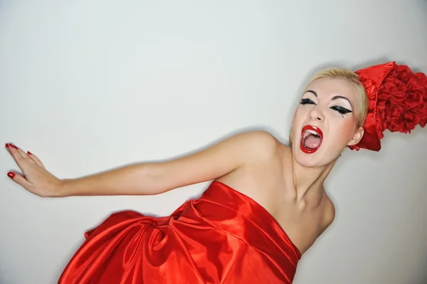 Кричащая леди в красном платье — стоковое фото