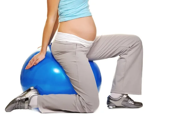 Νεαρή έγκυο κάνοντας την γυμναστική σου σε μια μπάλα γυμναστικής — Φωτογραφία Αρχείου