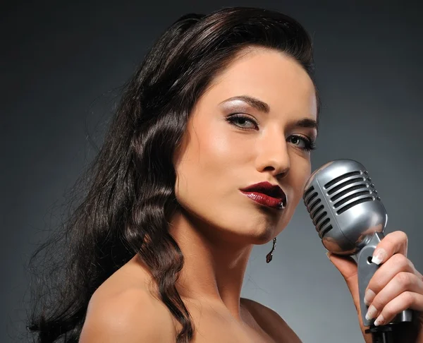 Mooie brunette vrouw zingen — Stockfoto