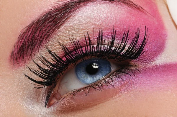 Maquillaje de un hermoso ojo de mujer — Foto de Stock
