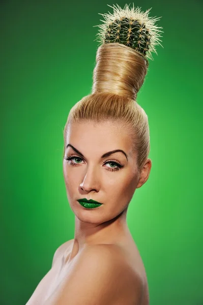 Жінка з кактусом у волоссі — стокове фото