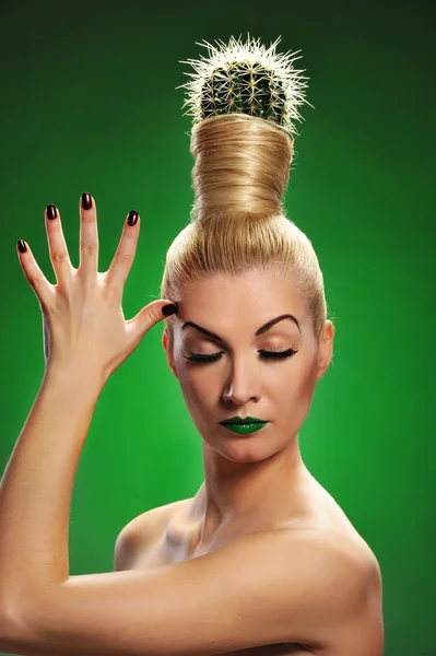 Mujer con cactus en el pelo — Foto de Stock