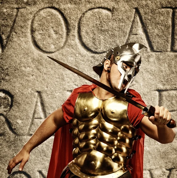 Римский легионер перед абстрактной стеной — стоковое фото