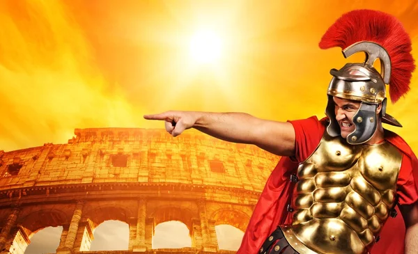 Római légiós katona előtt coliseum — Stock Fotó