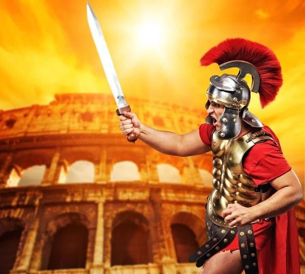 Romersk legionary soldat framför Colosseum — Stockfoto