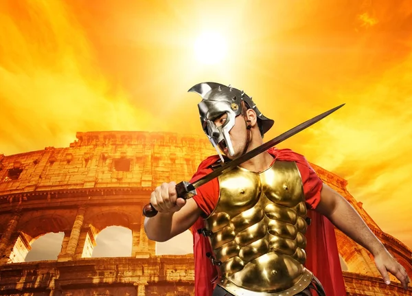 Soldato legionario romano davanti al coliseum — Foto Stock