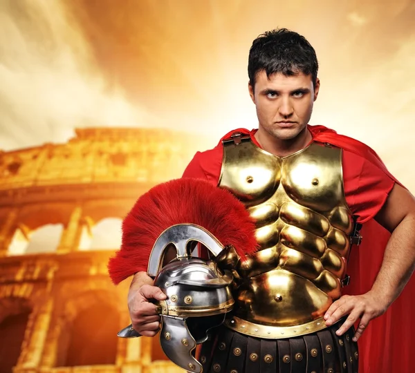 Soldado legionario romano frente al coliseo — Foto de Stock