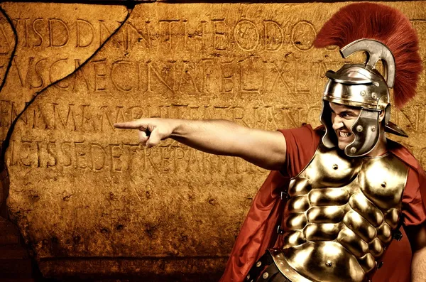 Soldado legionario frente al muro romano — Foto de Stock