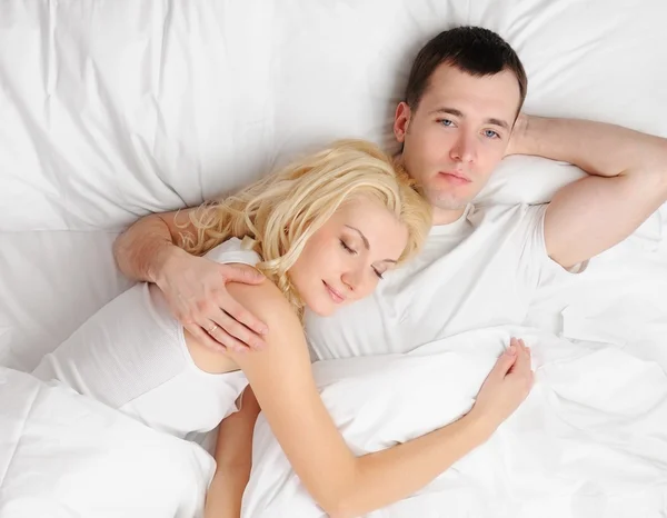 Genç bir çift bir yatakta uyumak — Stok fotoğraf