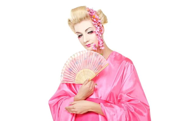 Vackra geisha med en fläkt. isolerad på vit bakgrund — Stockfoto