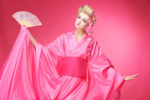 Belle geisha danser avec un ventilateur — Photo