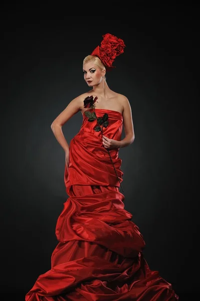 Krásná dáma s červenou růží — Stock fotografie