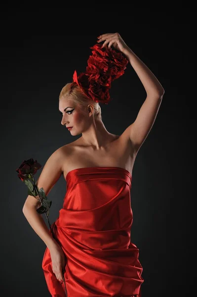 Linda senhora com uma rosa vermelha — Fotografia de Stock
