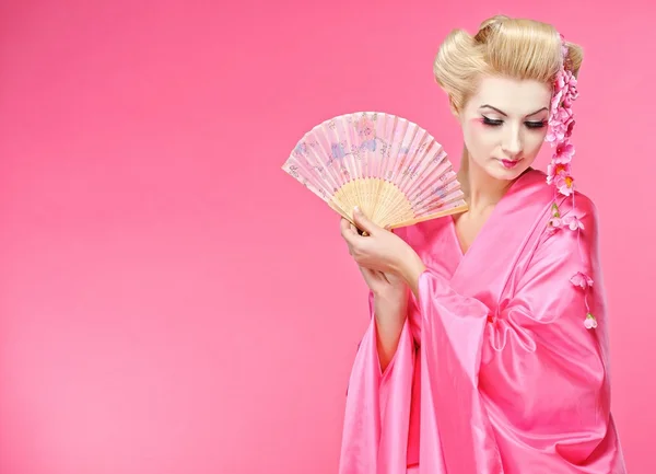 Hermosa geisha con un ventilador —  Fotos de Stock