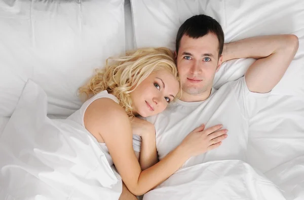 Νεαρό ζευγάρι σε ένα κρεβάτι — Φωτογραφία Αρχείου