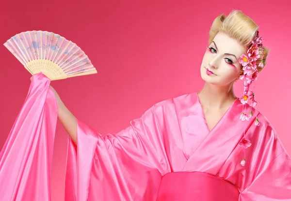 Mooie geisha dansen met een ventilator — Stockfoto