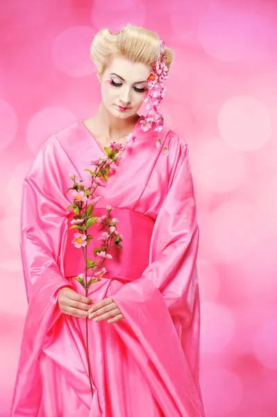 Arka plan izole bir sacura ile güzel geyşamooie geisha met een sacura geïsoleerd op abstracte achtergrond — Stok fotoğraf