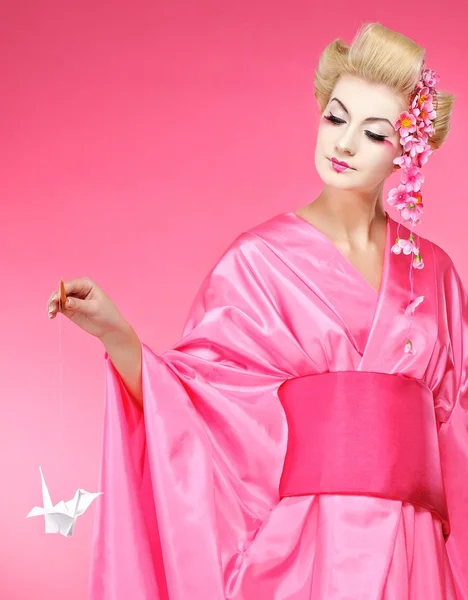 Vackra geisha med en origami fågel — Stockfoto