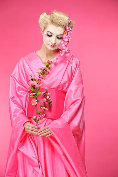 Bella geisha con una sacura — Foto Stock
