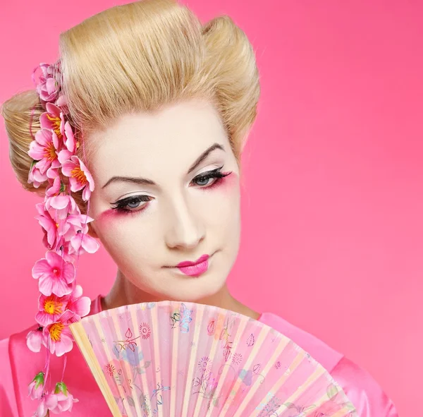 Portret van een mooie geisha met ventilator — Stockfoto