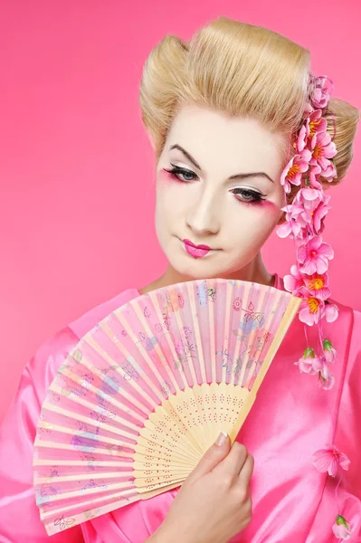 Bella geisha con un ventilatore — Foto Stock