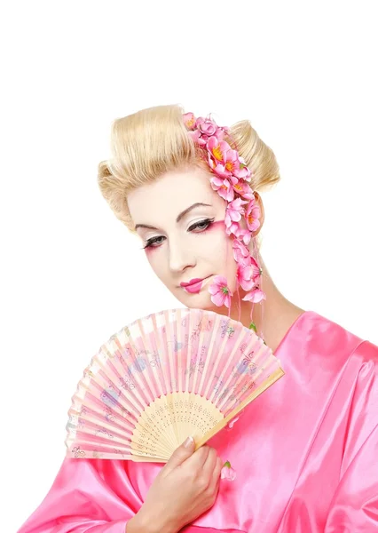 Mooie geisha met een ventilator. geïsoleerd op witte achtergrond — Stockfoto