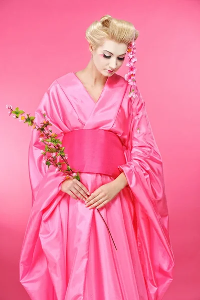 Vackra geisha med en sacura — Stockfoto