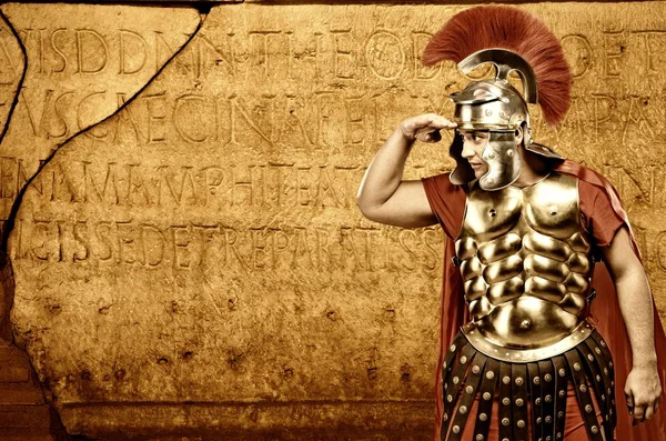 Soldat légionnaire romain devant un mur abstrait — Photo