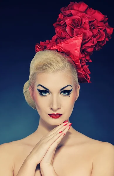 Retrato de uma bela senhora de chapéu vermelho — Fotografia de Stock