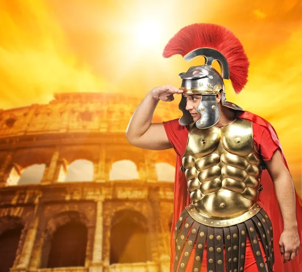 Roman legionary soldier in front of coliseum — Stock Photo, Image