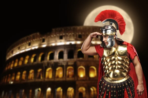 Soldado legionário romano em frente ao coliseu à noite — Fotografia de Stock