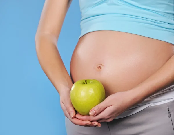 Έγκυος γυναίκα με πράσινο μήλο — Φωτογραφία Αρχείου