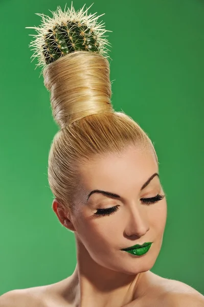 Vrouw met cactus in haar haren — Stockfoto