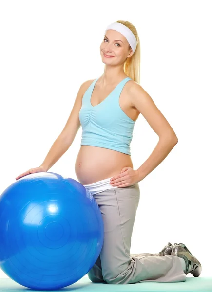 Giovane donna incinta che fa esercizio con una palla fitness — Foto Stock