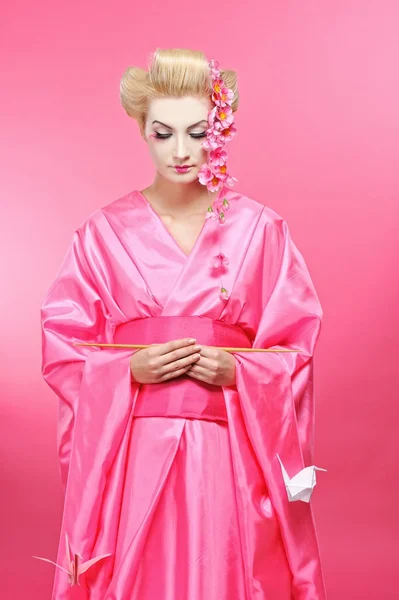 Hermosa geisha con un origami aves — Foto de Stock