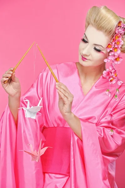 Belle geisha avec un origami oiseaux — Photo