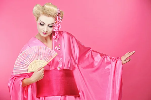 Портрет красивої гейші з вентилятором — стокове фото