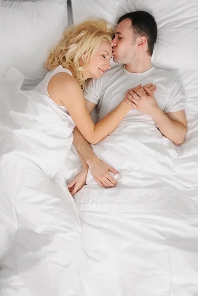 Giovane coppia dormire in un letto — Foto Stock