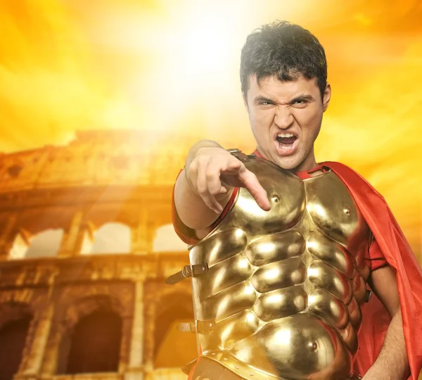 Soldado legionario romano enojado frente al coliseo — Foto de Stock