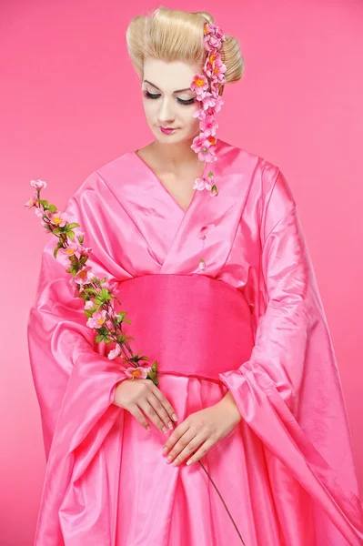 Hermosa geisha con una sacura — Foto de Stock