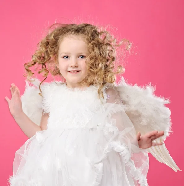 Szép kis angyal lány rózsaszín háttér elszigetelt — Stock Fotó