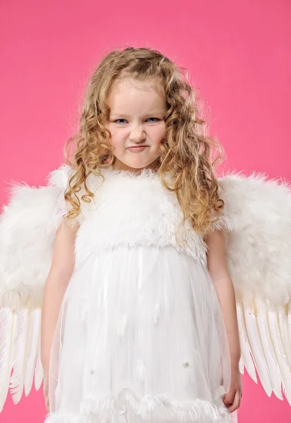 Menina anjo fazendo cara engraçada — Fotografia de Stock
