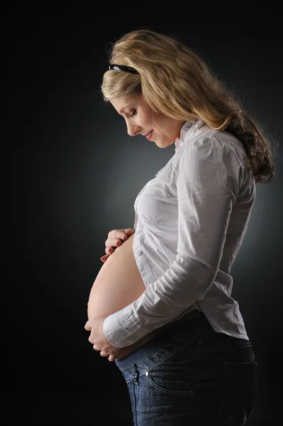 Mulher grávida bonita esperando um bebê — Fotografia de Stock