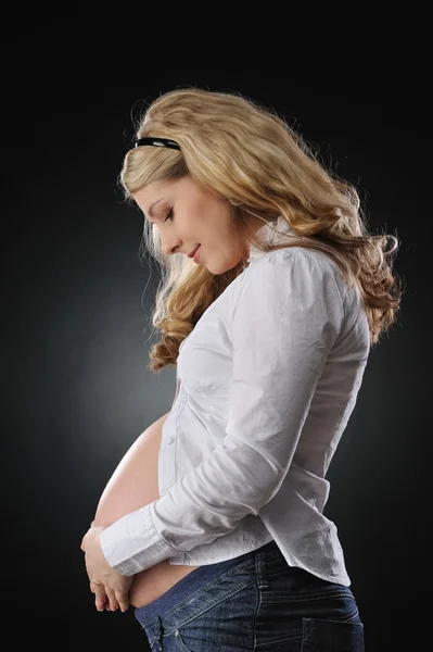 Mulher grávida bonita esperando um bebê — Fotografia de Stock