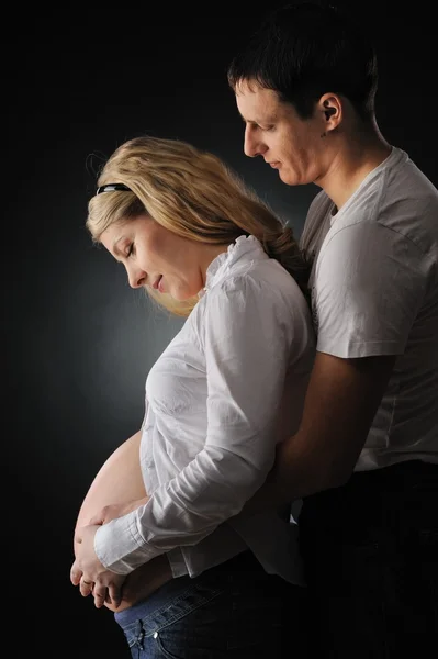 Bella coppia in attesa di un bambino — Foto Stock