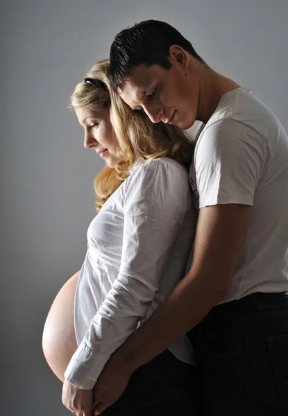 Piękna para spodziewa się dziecka — Zdjęcie stockowe